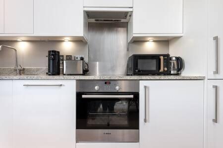 Central, Stunning 2 Bed Apartment With Parking! كامبريدج المظهر الخارجي الصورة