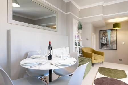 Central, Stunning 2 Bed Apartment With Parking! كامبريدج المظهر الخارجي الصورة