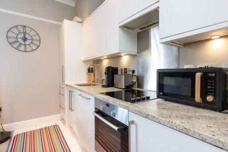 Central, Stunning 2 Bed Apartment With Parking! كامبريدج المظهر الخارجي الصورة
