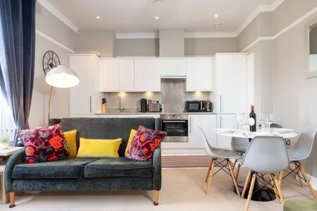 Central, Stunning 2 Bed Apartment With Parking! كامبريدج المظهر الخارجي الصورة